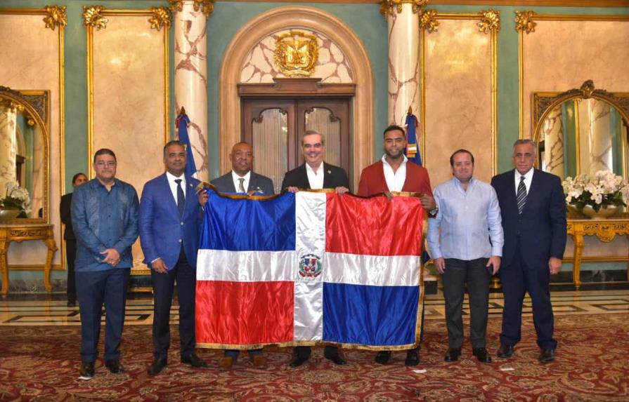 Presidente Abinader entrega bandera nacional al equipo del Clásico Mundial