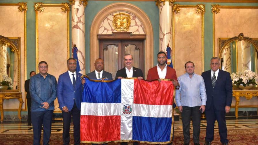 Presidente Abinader entrega bandera nacional al equipo del Clásico Mundial Presidente Abinader entrega bandera nacional al equipo del Clásico Mundial