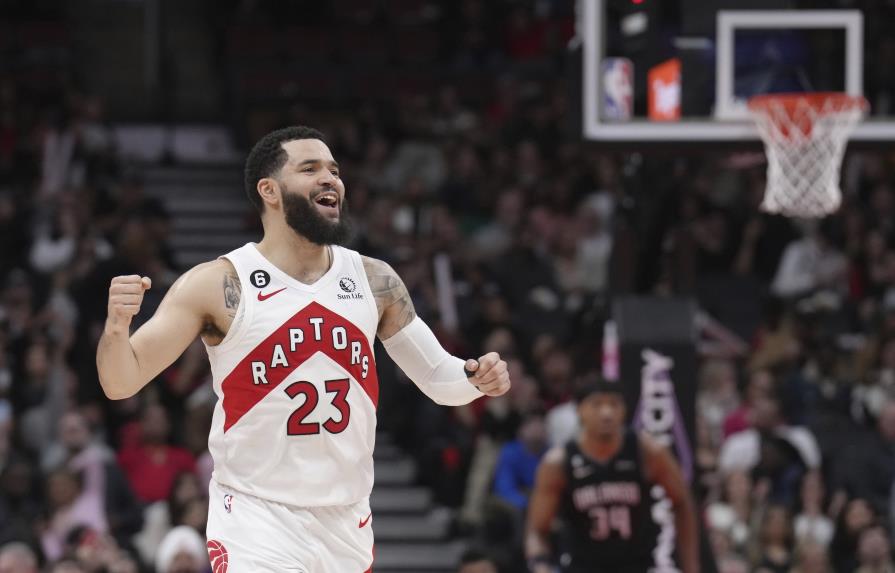 Poeltl consigue 30 puntos; Raptors derrotan a Magic