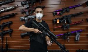 Asiáticos abrazan las armas para defenderse de la violencia y el racismo en EEUU