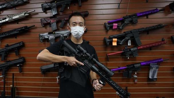 Asiáticos abrazan las armas para defenderse de la violencia y el racismo en EEUU