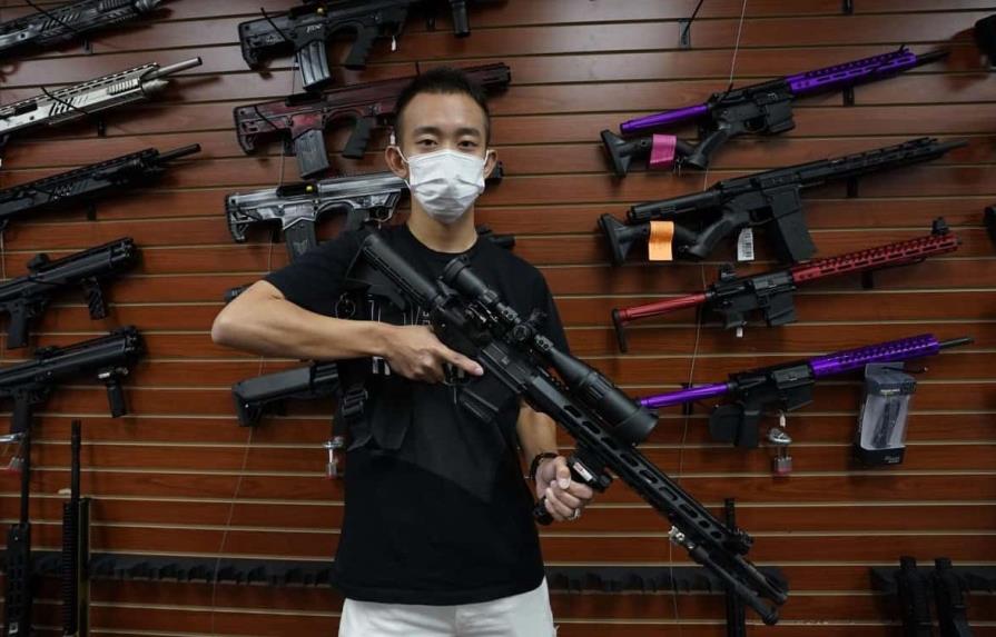 Asiáticos abrazan las armas para defenderse de la violencia y el racismo en EEUU