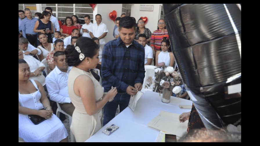 Celebran San Valentín en México con boda colectiva