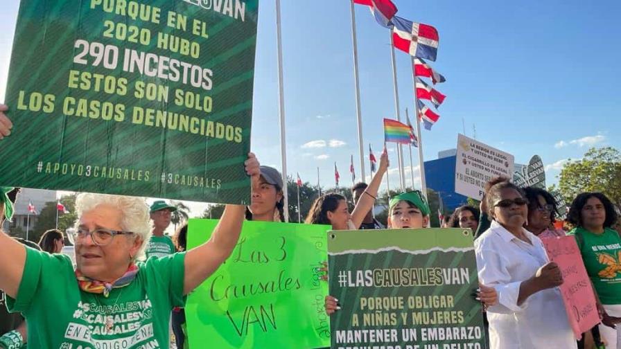 Activistas pro vida celebran exclusión del aborto; pro causales dicen Senado aprobó un “código de muerte”