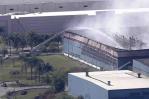 Los bomberos continúan combatiendo incendio en una planta de desechos en Miami-Dade