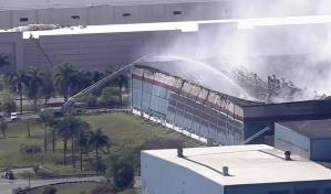 Los bomberos contin&uacute;an combatiendo incendio en una planta de desechos en Miami-Dade