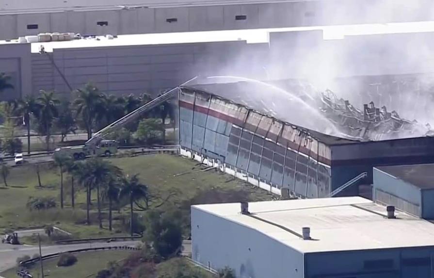 Los bomberos continúan combatiendo incendio en una planta de desechos en Miami-Dade
