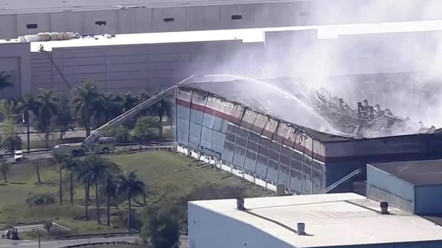 Los bomberos continúan combatiendo incendio en una planta de desechos en Miami-Dade