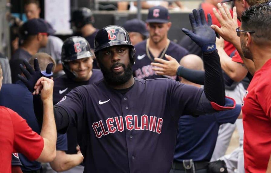 Franmil Reyes firma contrato de liga menor con los Reales