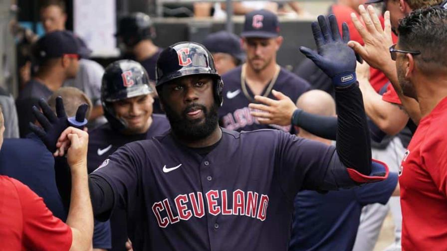 Franmil Reyes firma contrato de liga menor con los Reales