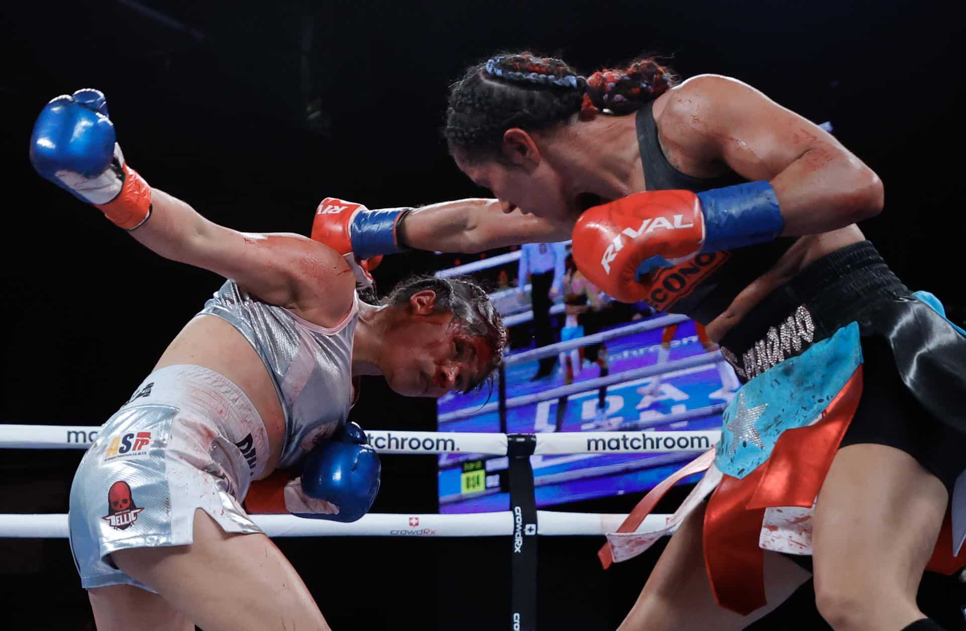La mexicana Erika Cruz (izquierda) y la puertorriqueña Amanda Serrano intercambian golpes durante su pelea de boxeo por el campeonato de peso pluma femenino en el Teatro Hulu del Madison Square Garden en Nueva York el 4 de febrero de 2023.