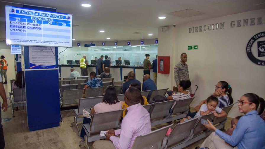 Pasaportes tiene libretas para casos especiales y espera normalizar el servicio en abril