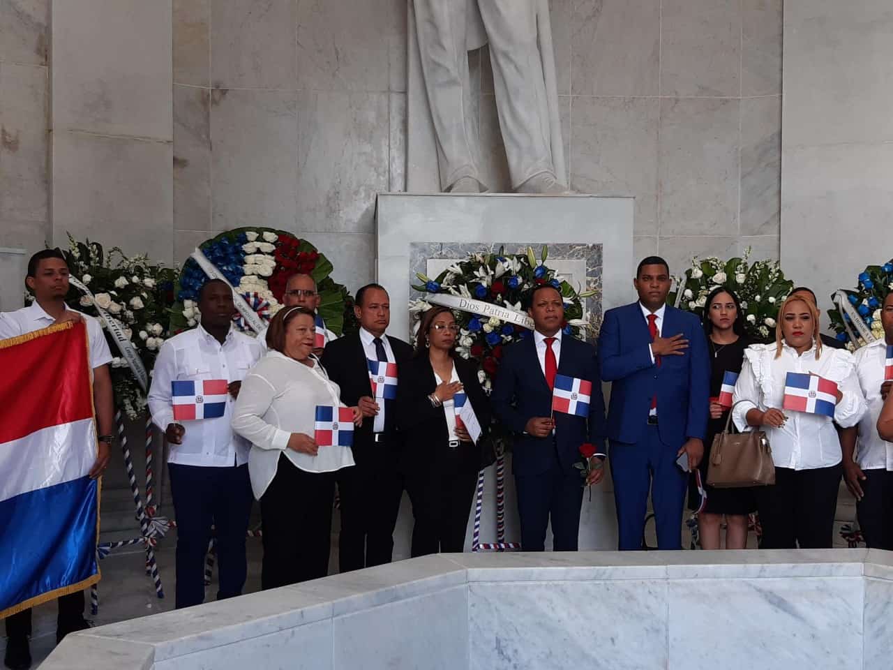 El Partido País Posible también depositó una ofrenda floral.