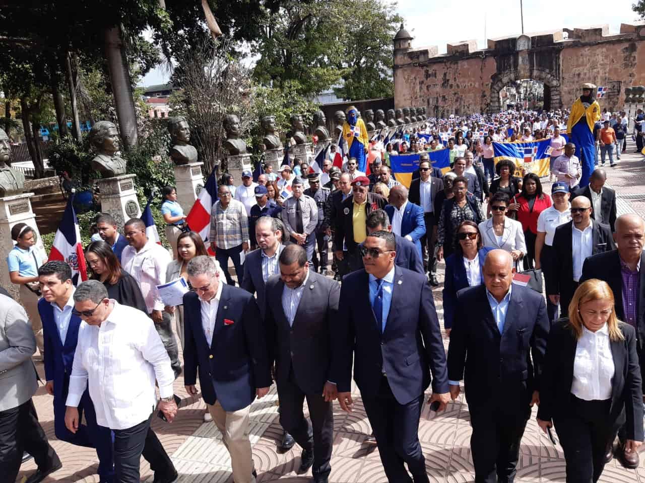 Directivos de Hogar Crea y el diputado Pedro Botello caminan hacia el Altar de la Patria.