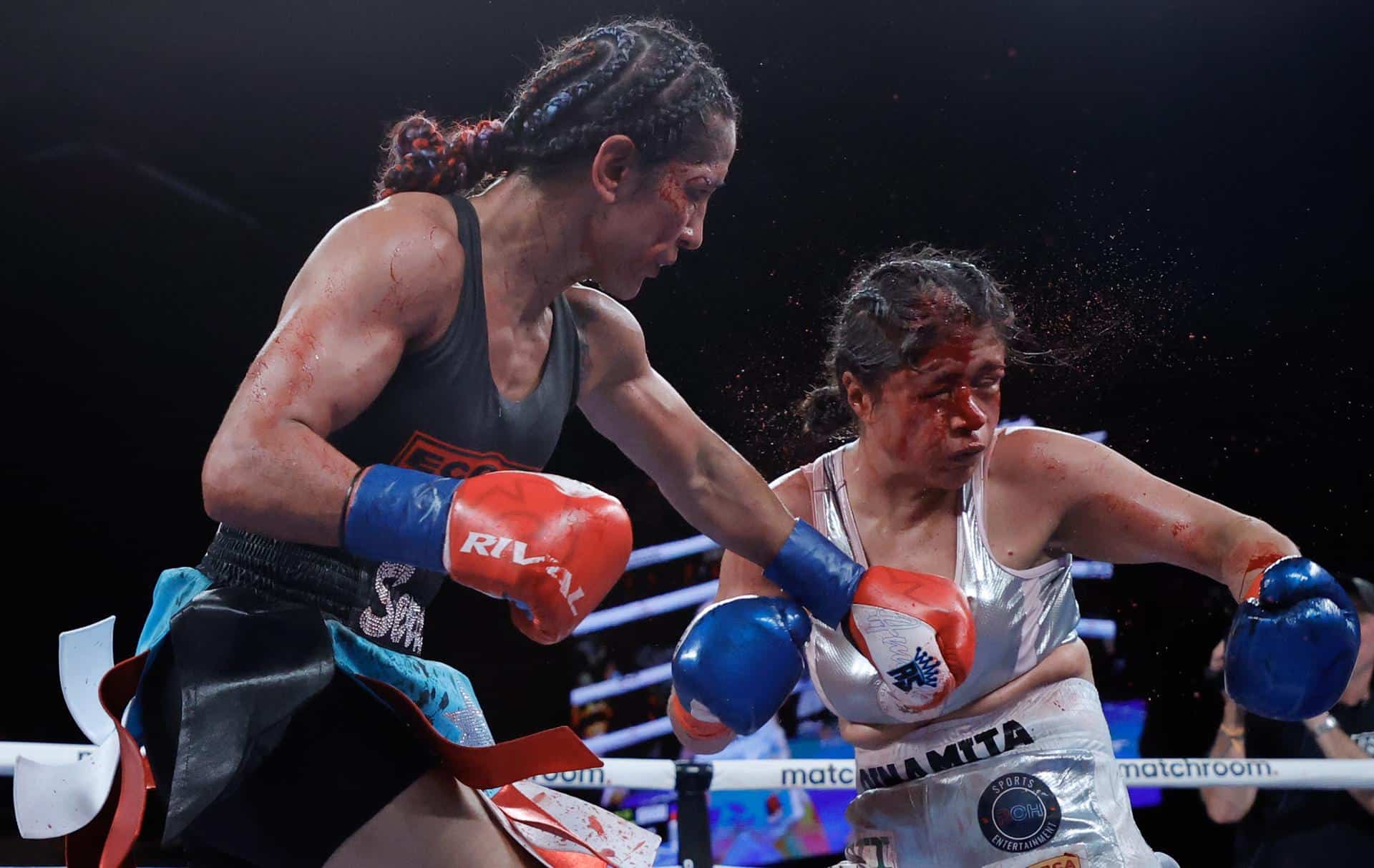 La puertorriqueña Amanda Serrano conectó un puñetazo en el rostro ensangrentado de la mexicana Erika Cruz durante su pelea de boxeo por el campeonato de peso pluma femenino en el Teatro Hulu del Madison Square Garden en Nueva York el sábado, 4 de febrero de 2023. 