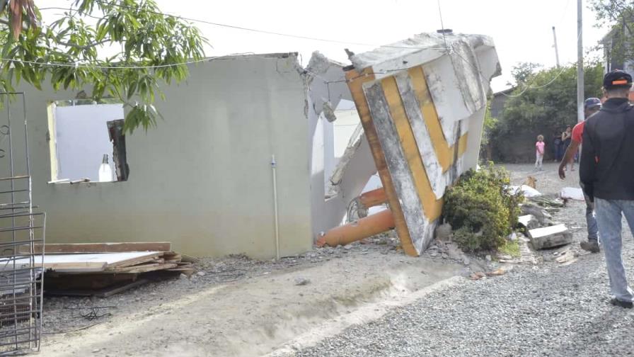 Muere hombre tras caerle pared encima en Santiago Oeste
