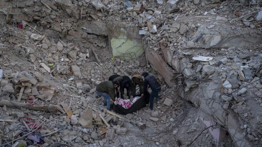 Rescatan a tres personas en Turquía nueve días después de terremoto