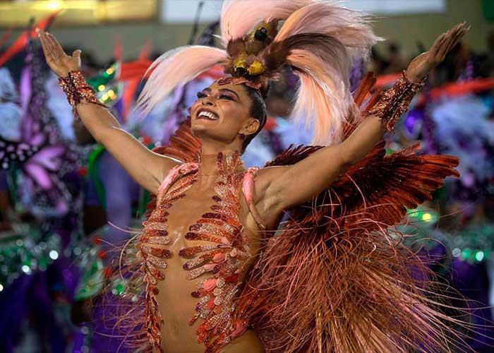 ¿Quiere desfilar con alguna de las escolas de samba en el Carnaval de Río?