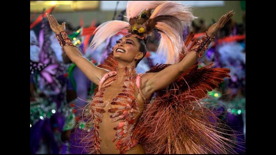 ¿Quiere desfilar con alguna de las escolas de samba en el Carnaval de Río?