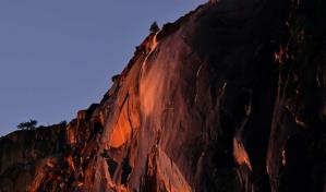 Una cascada de fuego vuelve a iluminar el parque de Yosemite