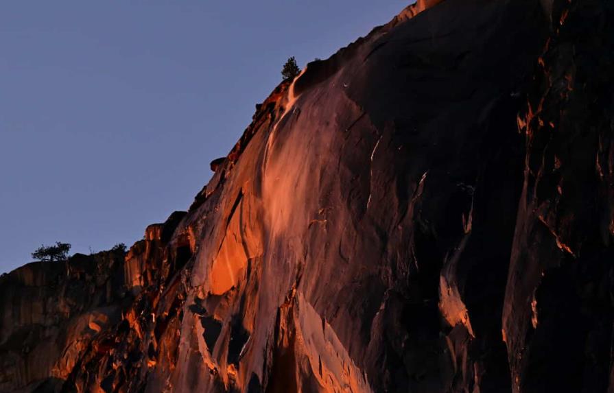 Una cascada de fuego vuelve a iluminar el parque de Yosemite