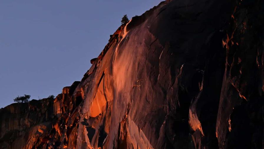 Una cascada de fuego vuelve a iluminar el parque de Yosemite Una cascada de fuego vuelve a iluminar el parque de Yosemite