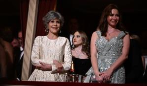 Jane Fonda saluda al Baile de la &Oacute;pera de Viena haciendo la se&ntilde;a de la paz