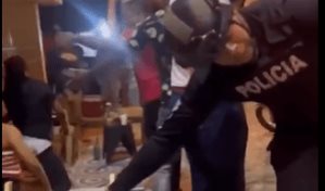 Polic&iacute;as agreden ciudadanos en Los Alcarrizos, una ni&ntilde;a rod&oacute; por las escaleras