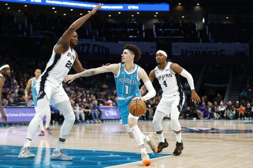 Ball y Hornets derrotan a los Spurs, que hilan 14 tropiezos