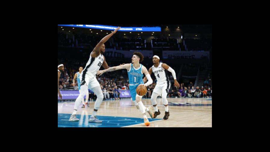 Ball y Hornets derrotan a los Spurs, que hilan 14 tropiezos