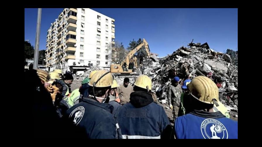 Socorristas recastan joven tras 11 días bajo los escombros por el sismo en Turquía Socorristas recastan joven tras 11 días bajo los escombros por el sismo en Turquía