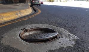 Conductores reclaman solución a problema que explota neumáticos en la avenida Kennedy