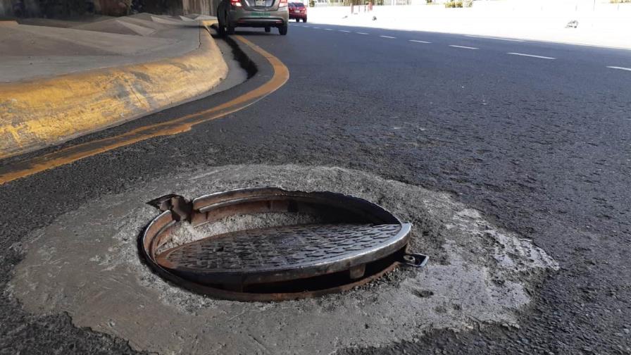 Conductores reclaman solución a problema que explota neumáticos en la avenida Kennedy