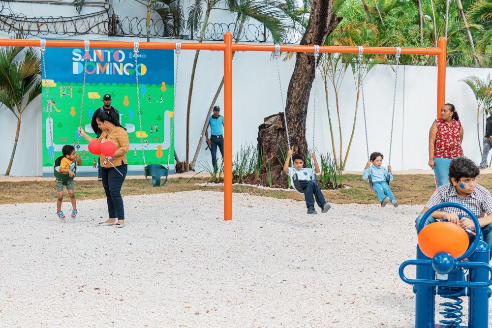 Niños disfrutan el parque