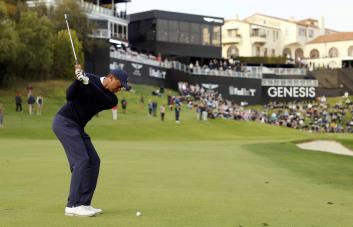 Woods abre con ronda de 69 en Riviera, a 5 de la punta