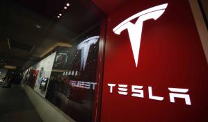 Tesla retira autos por problemas en la conducción autónoma