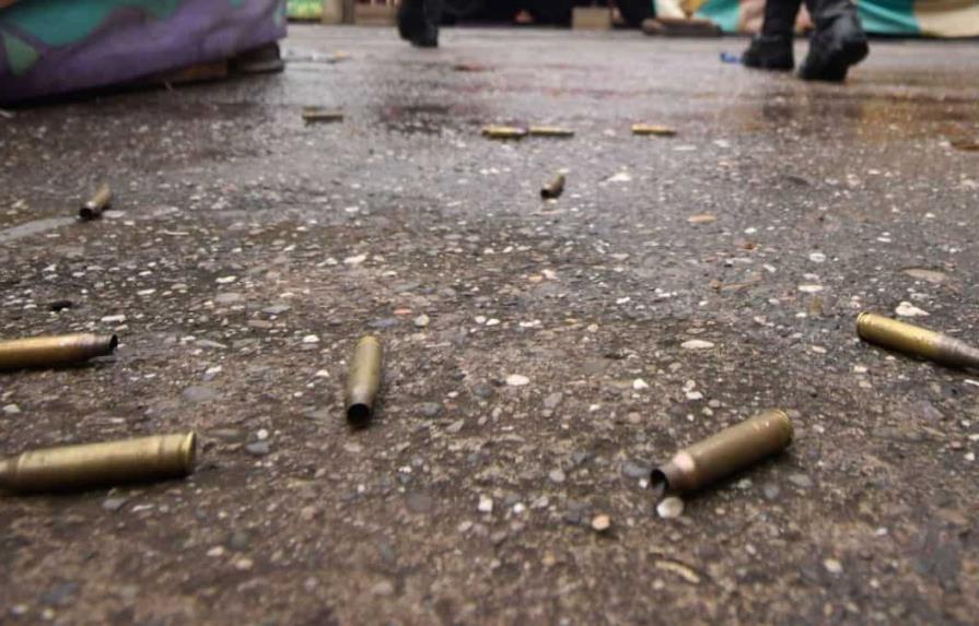Intenso tiroteo deja un policía muerto y desata pánico en este de México