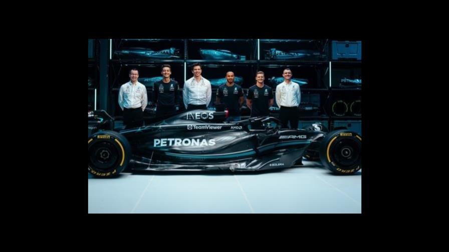 Mercedes recupera el color negro en su nuevo W14 para ir en serio en 2023