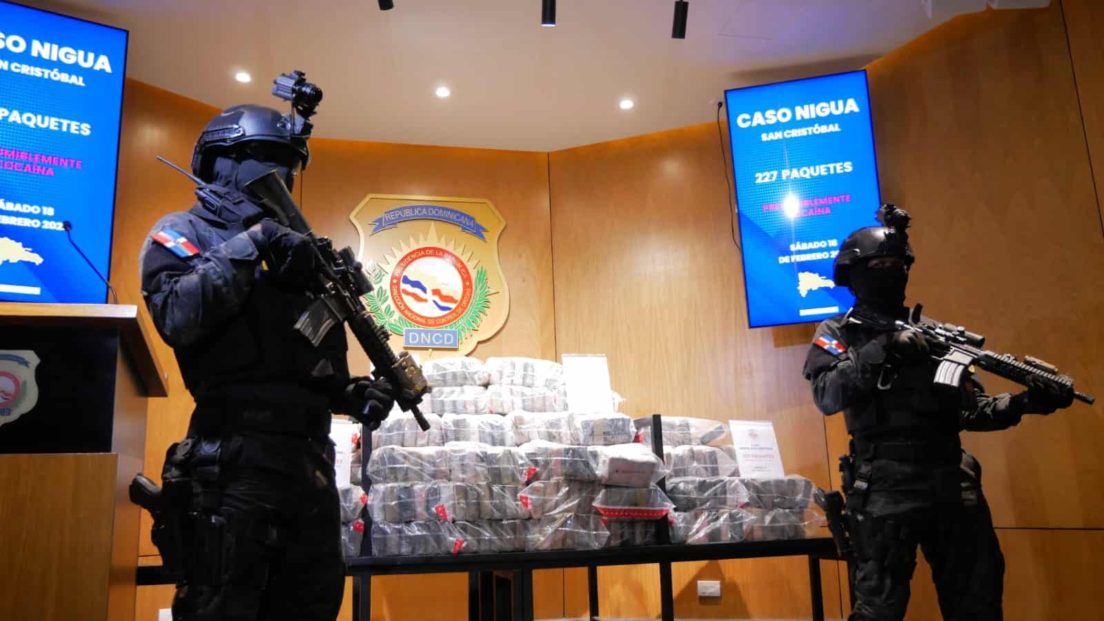 Agentes DNCD custodian droga incautada.