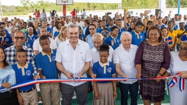Abinader inaugura escuela y entrega 560 títulos de propiedad en SDE