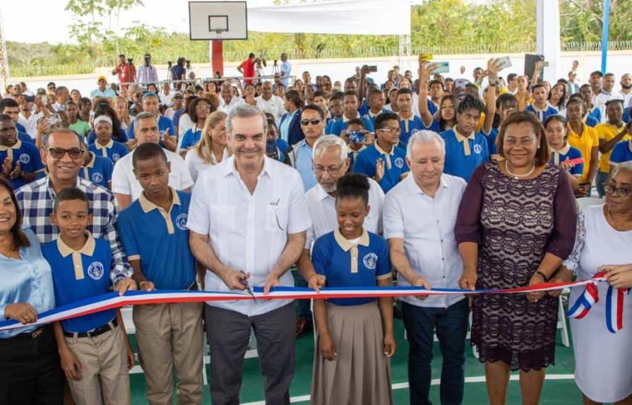 Abinader inaugura escuela y entrega 560 títulos de propiedad en SDE