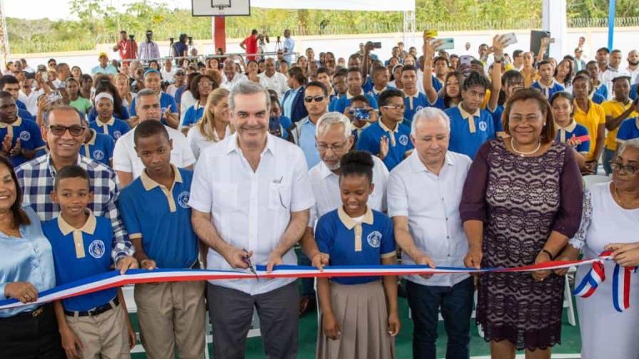 Abinader inaugura escuela y entrega 560 títulos de propiedad en SDE