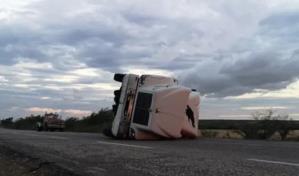 Vientos de más de 120 kilómetros vuelcan tráileres en el sur de México