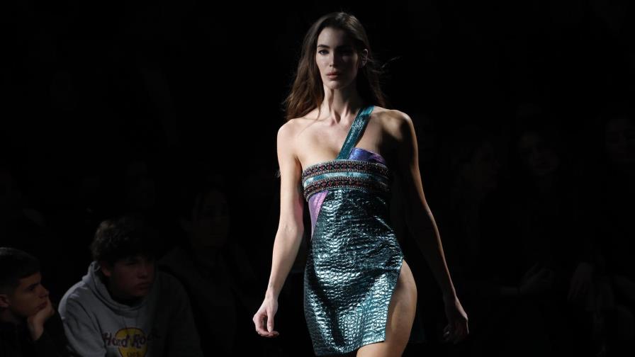 El diseñador español Custo Barcelona hace una oda al vestido discotequero