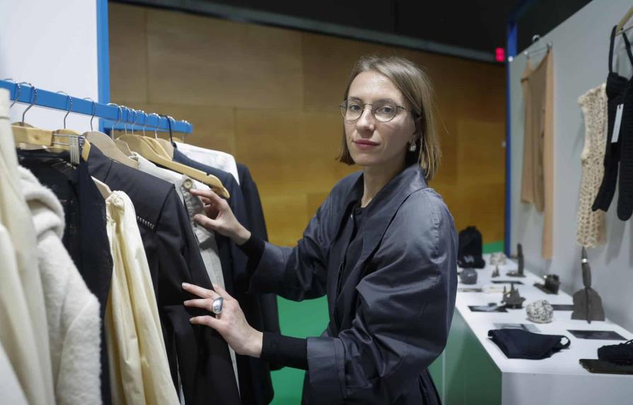 La ucraniana Katrine Lanhe, en plena guerra, cose en su país moda sostenible