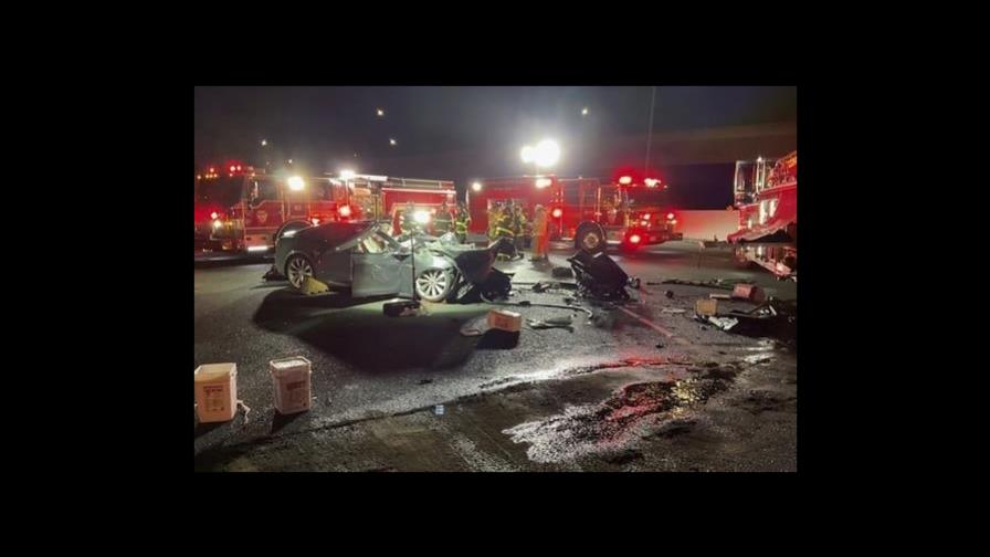 Muere el conductor de un Tesla tras chocar con un camión de bomberos en California
