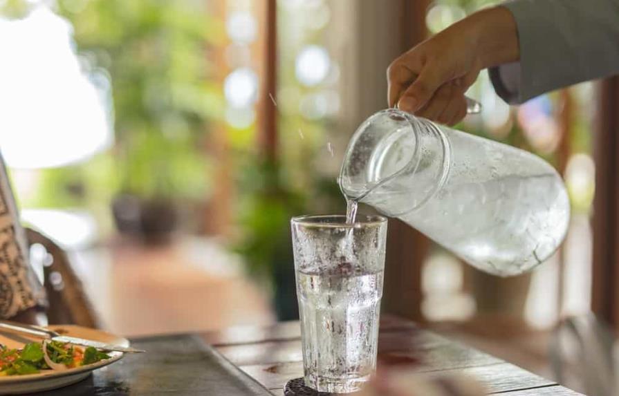 Por qué es bueno beber un vaso de agua fría en ayunas