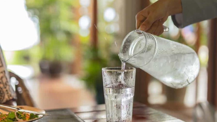 Por qué es bueno beber un vaso de agua fría en ayunas