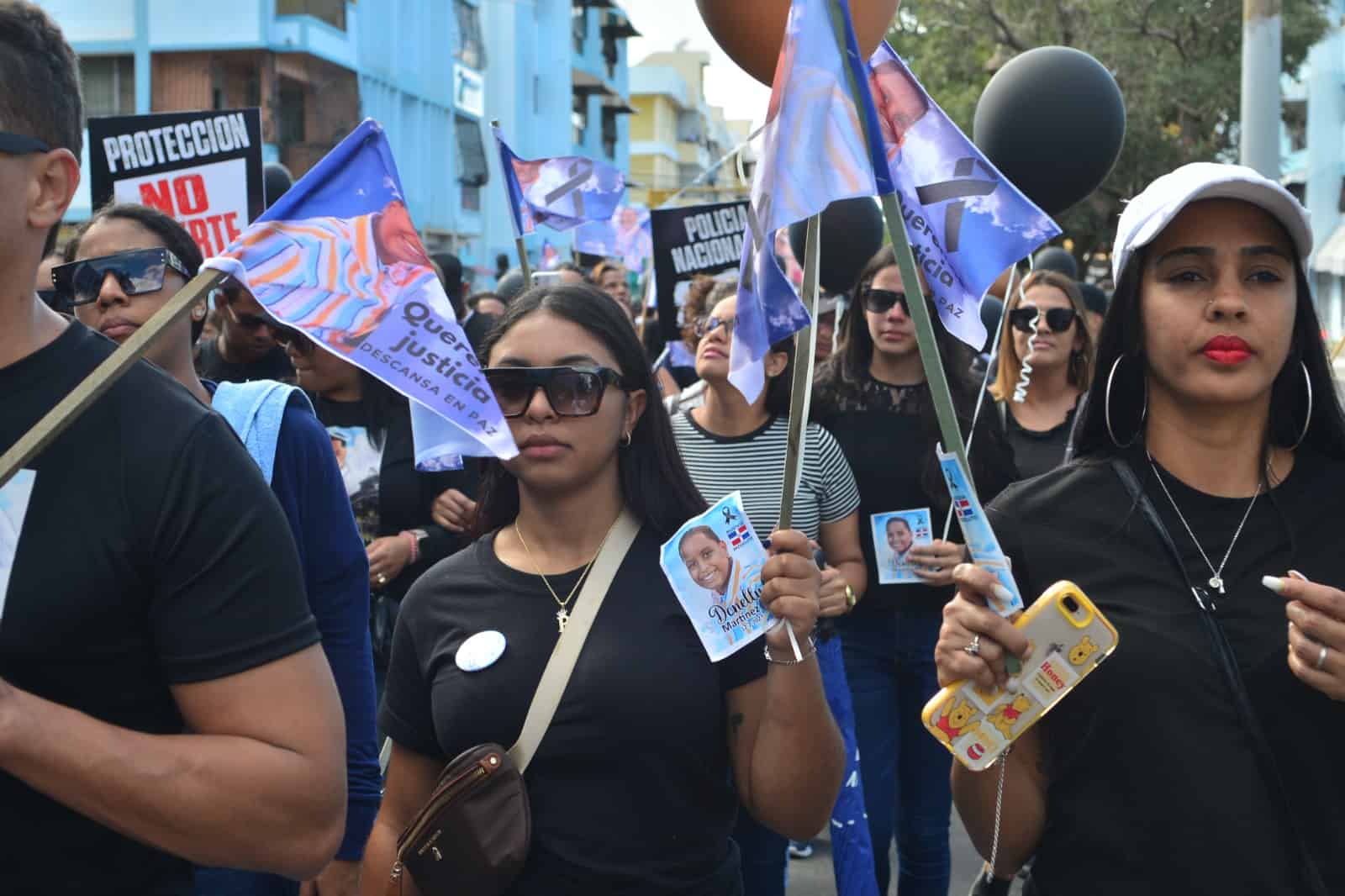 Los manifestantes piden justicia por la muerte Donelly Martínez.