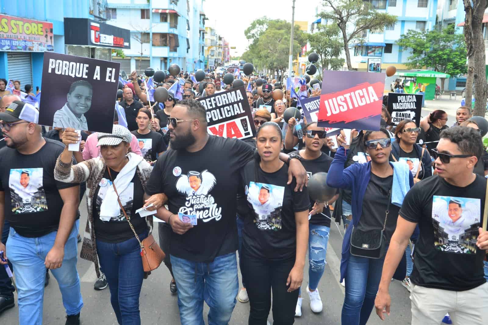 En la marcha asistieron los padres del menor, así como demás familiares y amigos.